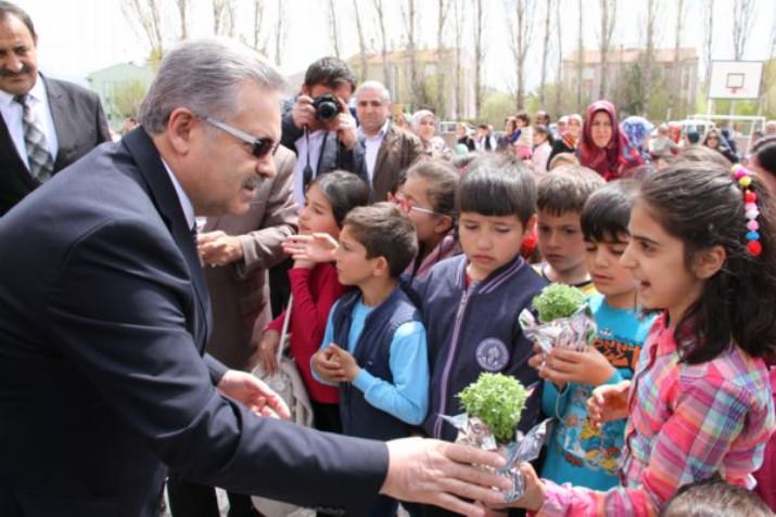Çocuklara 10 Bin Fesleğen Dağıtıldı